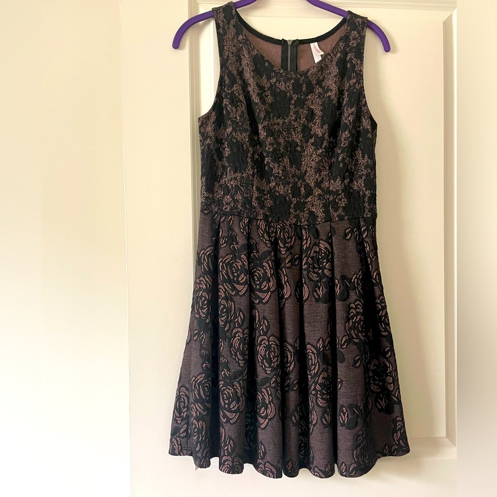 Black and pale pink sleeveless dress